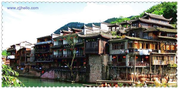 張家界、黃石寨、金鞭溪、袁家界、天子山、十里畫(huà)廊、黃龍洞、寶峰湖、天門(mén)山、鳳凰古城四日游